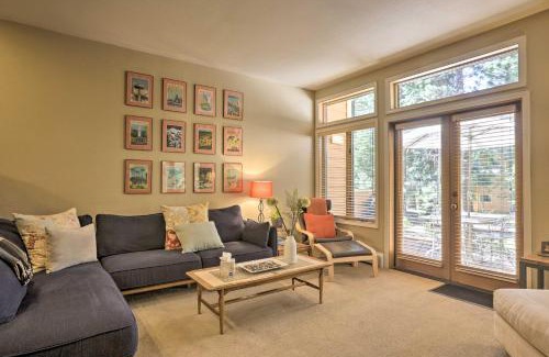 Incline Village Apartamento | Corner-Unit Condo with Grill Walk to Lake Tahoe!