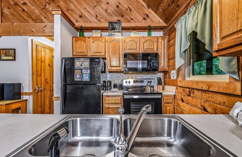 Gatlinburg - Pigeon Forge Cabina | Cornerstone 2 Bedroom Cabin by RedAwning