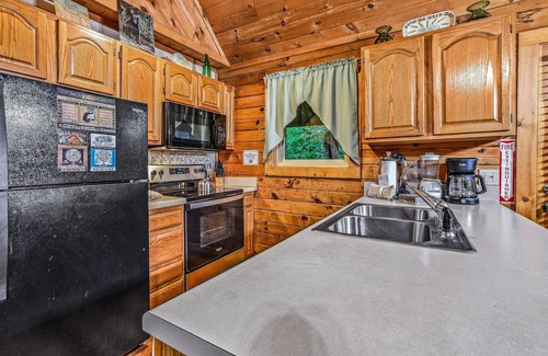 Gatlinburg - Pigeon Forge Cabina | Cornerstone 2 Bedroom Cabin by RedAwning
