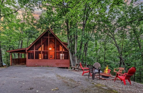 Gatlinburg - Pigeon Forge Cabina | Cornerstone 2 Bedroom Cabin by RedAwning
