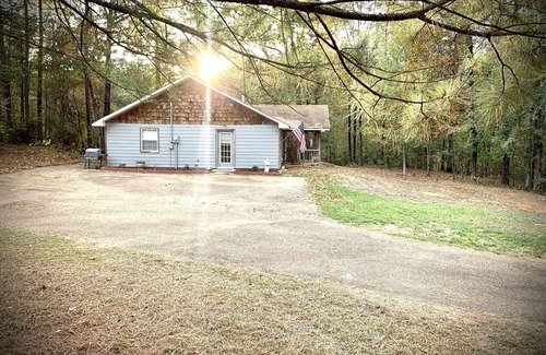 Lincoln Parish Cabina | CornerStone Cabin sleeps 6 secluded on 28 acres