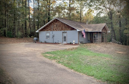 Lincoln Parish Cabina | CornerStone Cabin sleeps 6 secluded on 28 acres