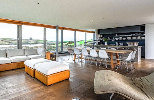 Wadebridge Villa | Cornish coastal Property tucked behind stunning quarry landscape
