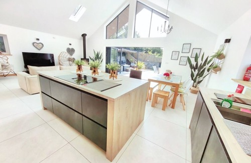 Stenalees Villa | UNIQUE NEW BUILD BUNGALOW, VALLEY VIEW, 6 miles to the Beach, WHEALCHAIR ACCESS