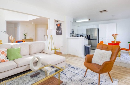Eastvale Casa | Corona's Gem: A Vibrant Haven- 30 Mins from Disney
