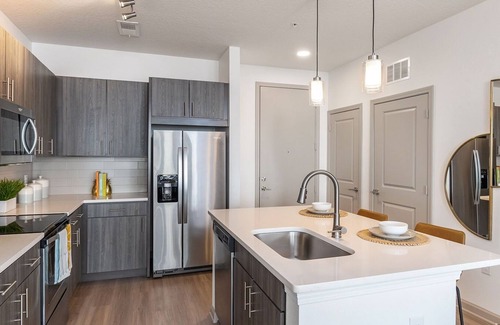 Deerwood Apartamento | Corporate Suite Shoppe