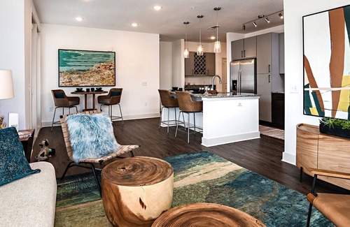 Deerwood Apartamento | Corporate Suite Shoppe
