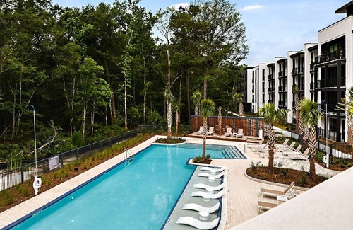 Deerwood Apartamento | Corporate Suite Shoppe