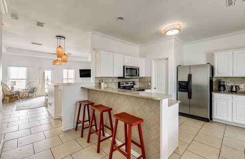Corpus Christi Condominio | Corpus Christi Condo w/ Community Pool, Near Beach