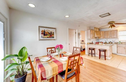 South Side Casa | Corpus Christi Extended Stay - 7 Mi to Beach!