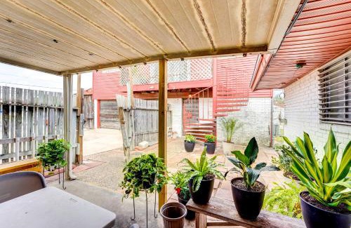 South Side Casa | Corpus Christi Extended Stay - 7 Mi to Beach!