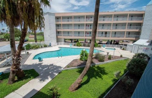North Beach Apartamento | Corpus Christi North Beach Cozy Beach Condo, 2 pools and Balcony Beach Views!