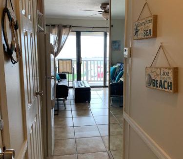 North Beach Apartamento | Corpus Christi North Beach Cozy Beach Condo, 2 pools and Balcony Beach Views!