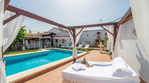 Penaflor Villa | Cortijo Los Mellizos Penaflor by Ruralidays