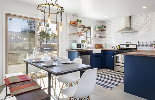 Joshua Tree Casa | 🌵Cosmic Rabbit - Family friendly home w/Hot Tub, BBQ, Fire Pit & Yard Built for Families!🌵