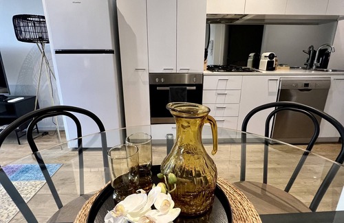 Carlton Apartamento | Cosmo Stays- Beautiful Boutique 2BR Apartment Perfect Location. Free Parking.