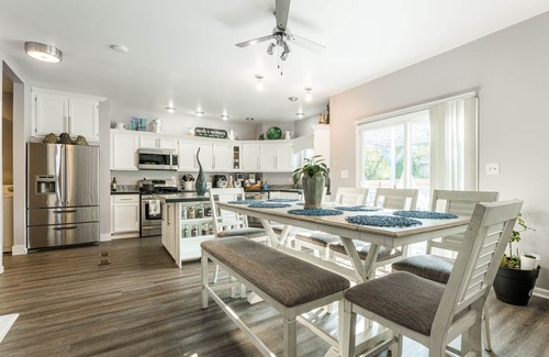 Bolingbrook Casa | Cosmos Stays, Open Space, Jacuzzi, King Beds, Hot Tub, Serene, Spacious