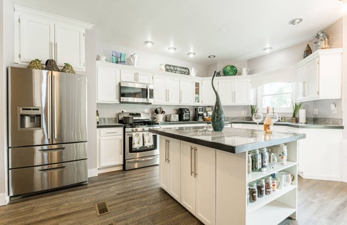Bolingbrook Casa | Cosmos Stays, Open Space, Jacuzzi, King Beds, Hot Tub, Serene, Spacious