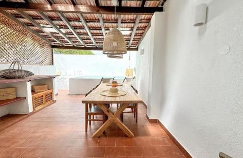 Costa de Caparica Villa | Costa Inn Beach House with Pool by Homeful Homes