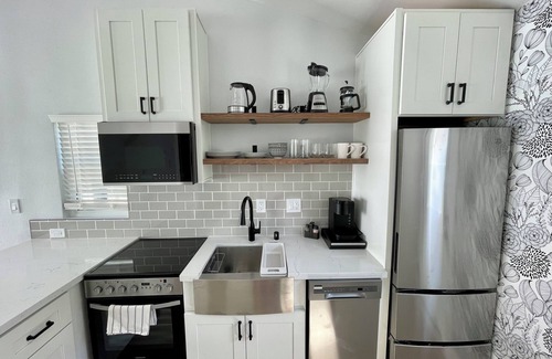 Downtown Cabaña | Costa Mesa Guesthouse near beaches, freeways, much more!