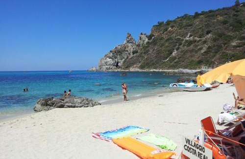 Ricadi Complejo | Costa Real - Garden Retreat with Private beach, Pet Friendly