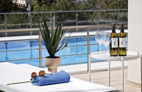 Voula Apartamento | Costa Voula Poolside and Beach, Home Cinema