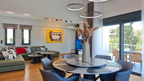 Voula Apartamento | Costa Voula Private Pool Penthouse by the Beach