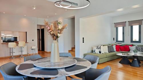 Voula Apartamento | Costa Voula Private Pool Penthouse by the Beach