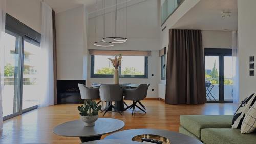 Voula Apartamento | Costa Voula Private Pool Penthouse by the Beach