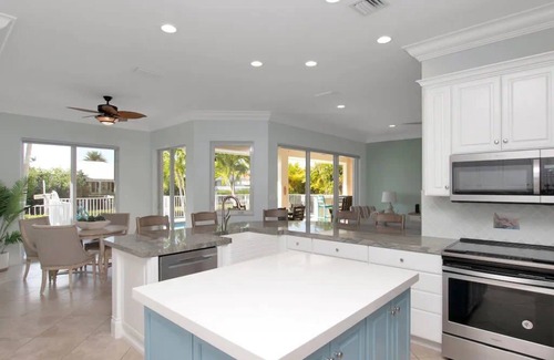 Coury Casa | Stunning KCB Luxury Pool Home with Cabana Club! Bikes, Kayaks & fun in the sun