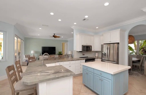 Coury Casa | Stunning KCB Luxury Pool Home with Cabana Club! Bikes, Kayaks & fun in the sun
