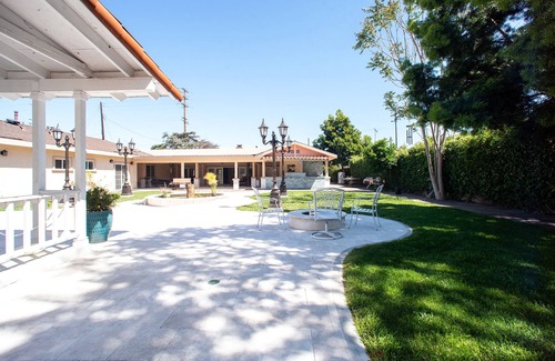 Downey Casa | Cosy 1 Bed Studio with living room and separate 2 independent bedrooms