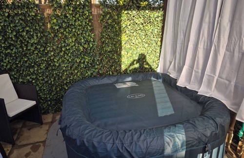 Newark Casa | Cosy 1BR Hideaway - Hot Tub, Wifi & Private Pond