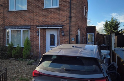 Newark Casa | Cosy 1BR Hideaway - Hot Tub, Wifi & Private Pond