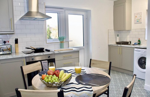 St Helens Casa | Cosy 2-Bed Home Near St Helens Centre | Free WiFi