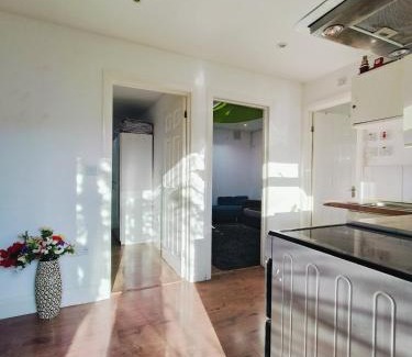 Queensbury Apartamento | Cosy 2-Bed Studio with Amenities