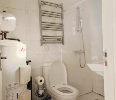 Queensbury Apartamento | Cosy 2-Bed Studio with Amenities