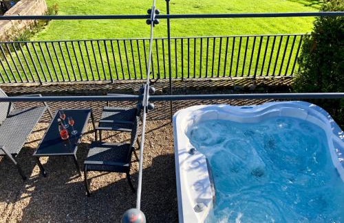 Alport Apartamento | Cosy 2 bedroom apartment, terrace with Hot Tub 8am - 10pm plus private daily use of indoor pool and sauna 1 hour