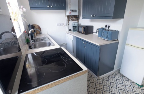 Newton St Loe Casa | Cosy 2-Bedroom Central Home with Private Hot Tub