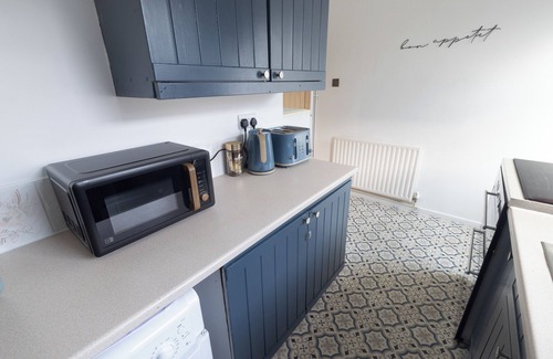 Newton St Loe Casa | Cosy 2-Bedroom Central Home with Private Hot Tub