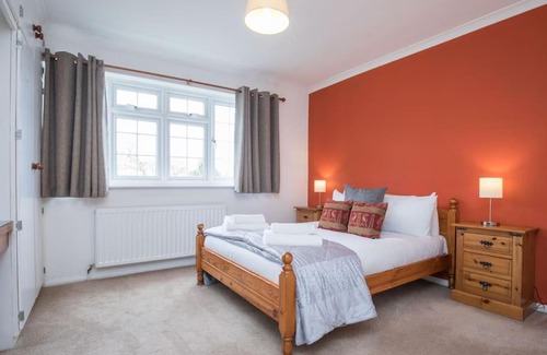 Maidenhead Apartamento | Cosy 2 Bedroom Flat with Parking and 20mins Train to London