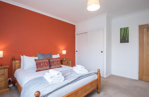 Maidenhead Apartamento | Cosy 2 Bedroom Flat with Parking and 20mins Train to London