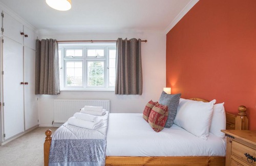 Maidenhead Apartamento | Cosy 2 Bedroom Flat with Parking and 20mins Train to London