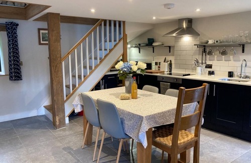 Llanfihangel Tal-y-llyn Cabaña | Cosy 2 bed barn in Bannau Brycheiniog national park, with outdoor patio.
