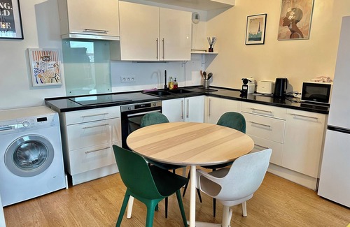 La Courneuve Apartamento | Cosy 2-room apartment with parking near Hôtel de Ville station Courneuve