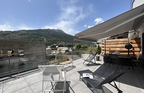 Briancon Apartamento | Apartamento cómodo y soleado con terraza grande en Briançon