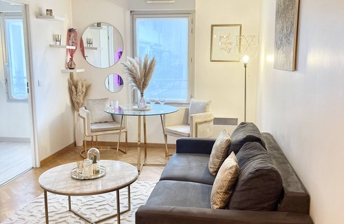 Villemomble Apartamento | Cosy 2-room apartment downtown, 1 minute from the train station