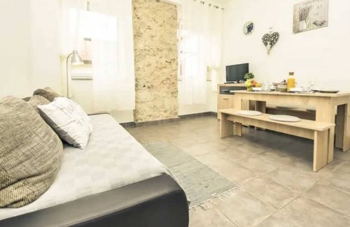 Gospic Apartamento | Cosy 2-room apartment with a balcony just steps away from the beach, shops and restaurants