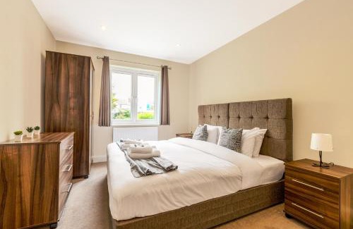 Stanwell Apartamento | Cosy 2BR Flat with Patio, Heathrow 5 mins away