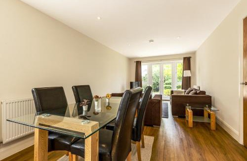 Stanwell Apartamento | Cosy 2BR Flat with Patio, Heathrow 5 mins away